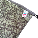 Falda corta mesh print manchas verde